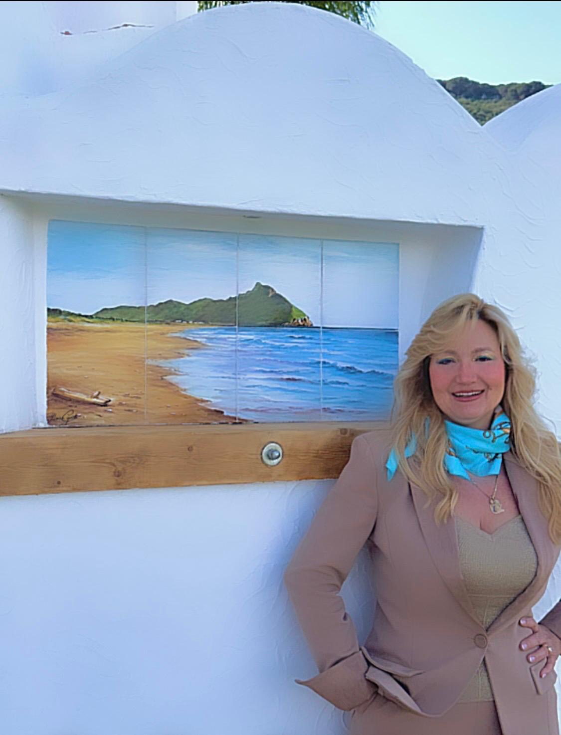 Monica accanto al suo mare